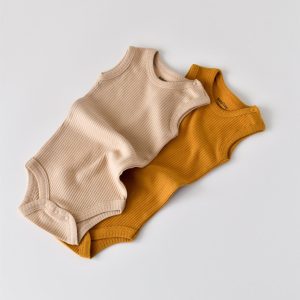 Set de 2 body-uri fara maneci din bumbac organic si modal - BabyCosy
